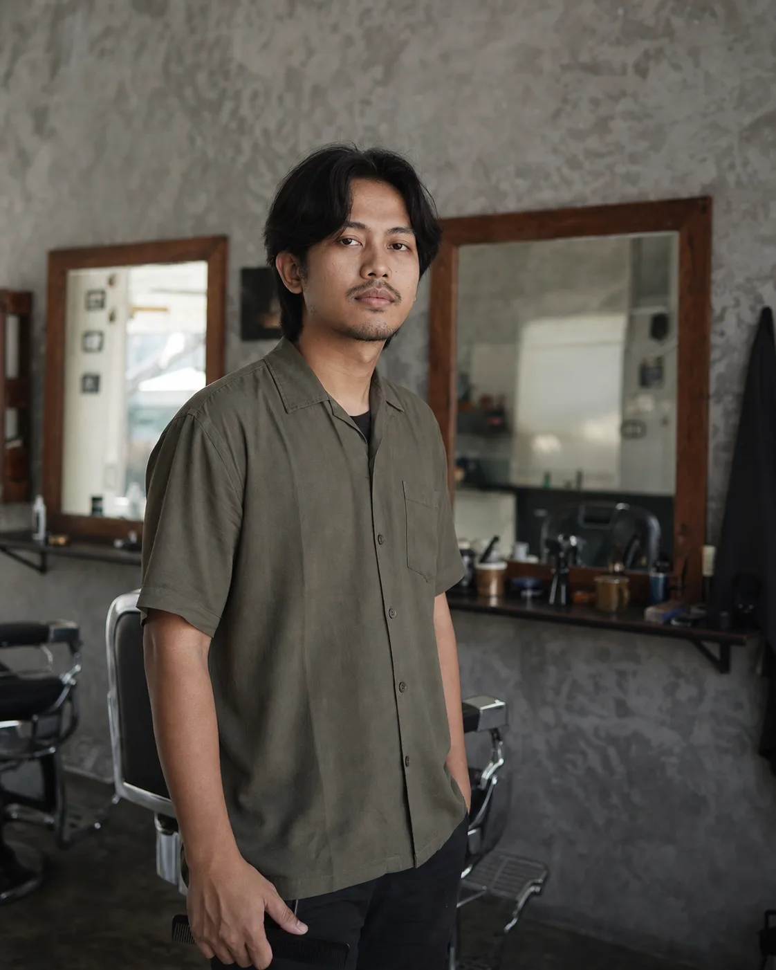 Potret Dimas, barber Pangkas Kala