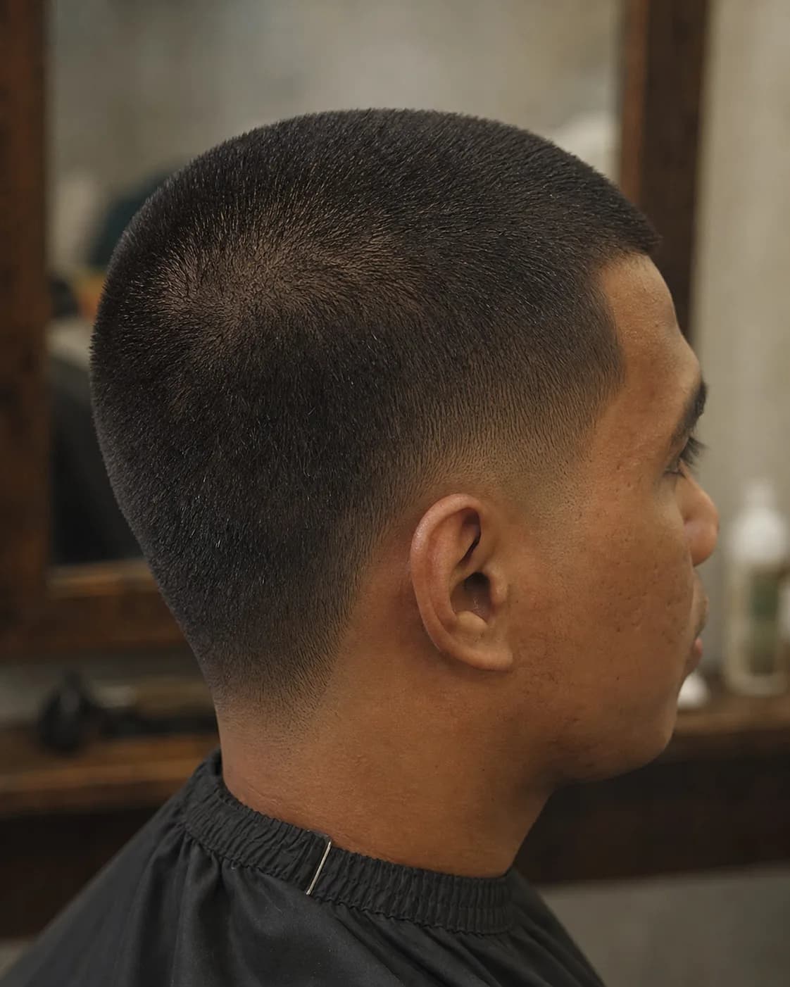 Potongan buzz cut pendek dan bersih