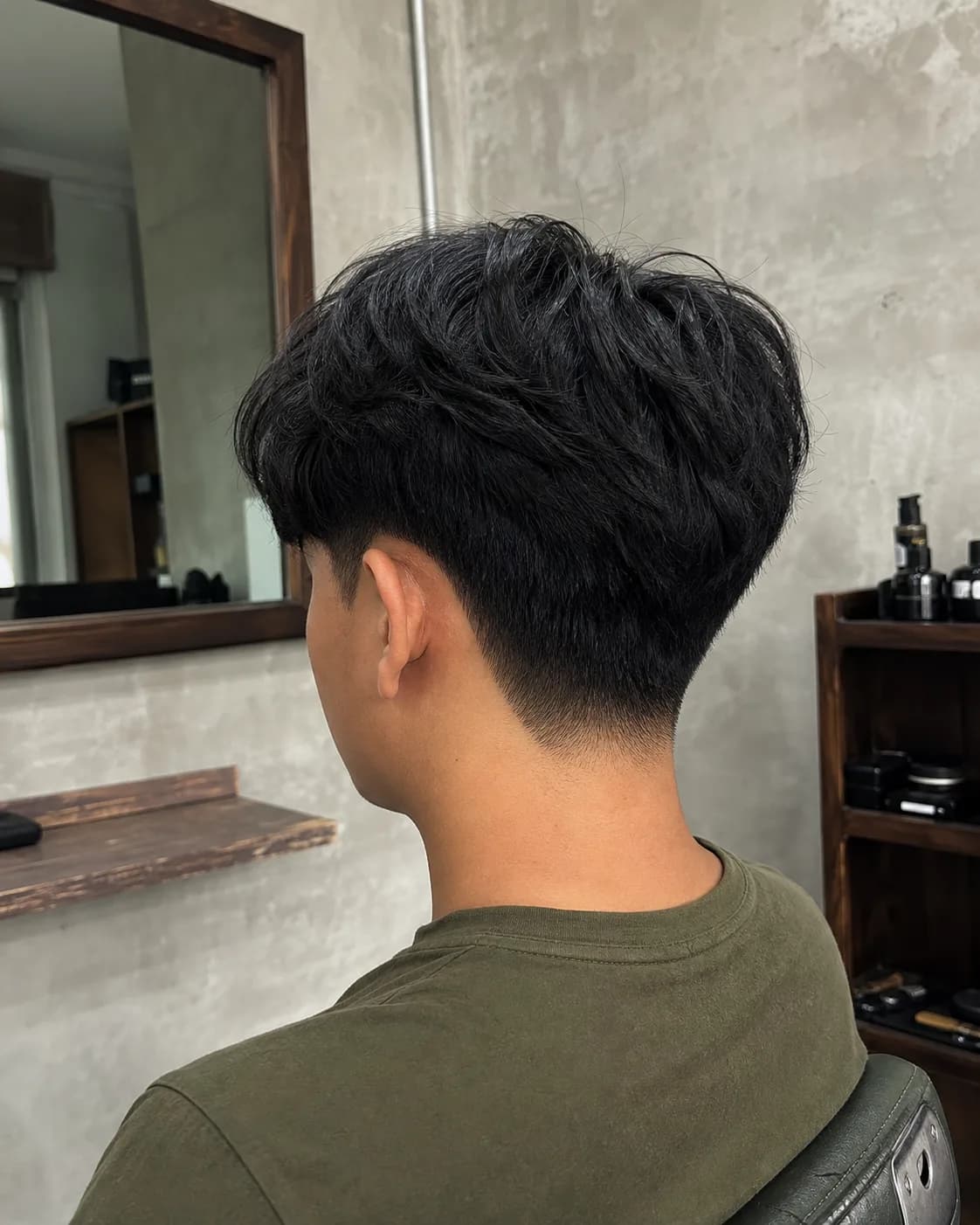 Potongan two block dengan rambut bagian atas lebih panjang